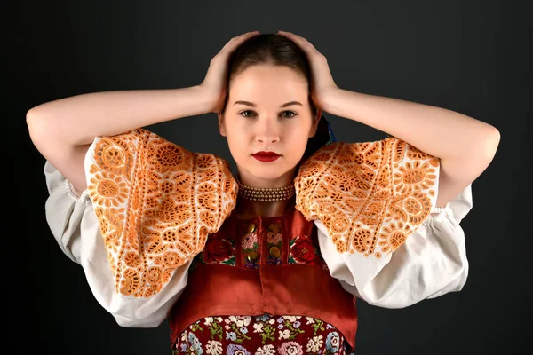 Slowakische Folkloretänzerin — Stockfoto