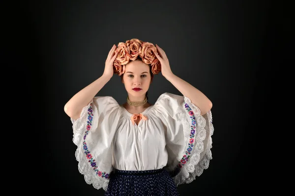 Mujer folklore eslovaco — Foto de Stock