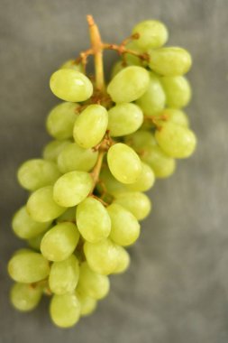 Yeşil üzüm yaprakları ile