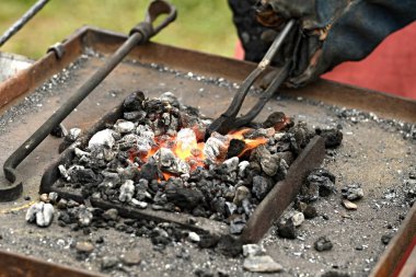Kömürlere ve alevlere yakın 