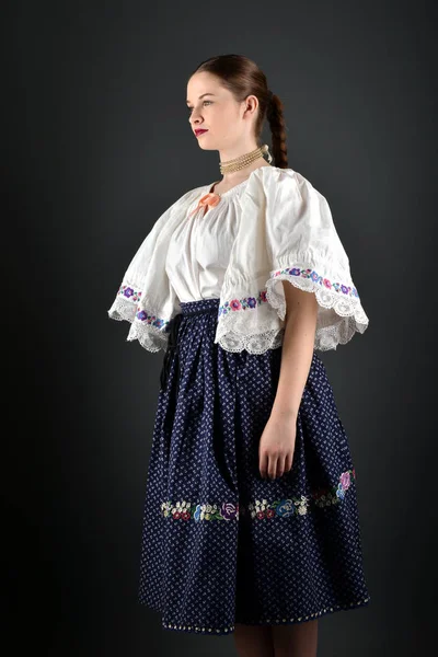 Mujer folklore eslovaco —  Fotos de Stock