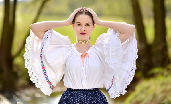 Femme folklorique slovaque — Photo