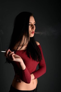 Sigara içen kadın.