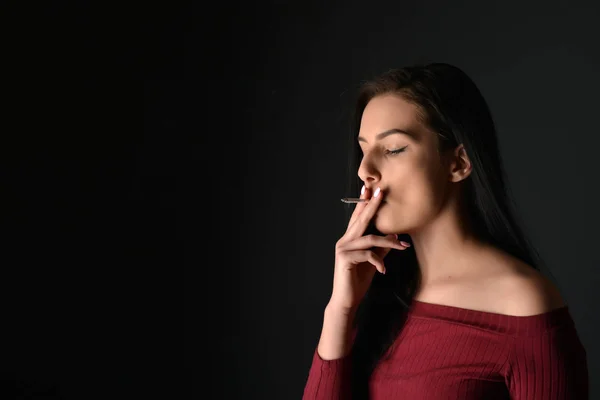 Mulher fumando um cigarro — Fotografia de Stock