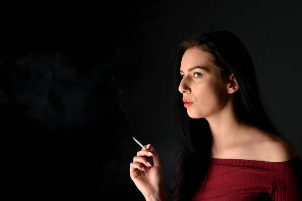 Mujer fumando un cigarrillo — Foto de Stock