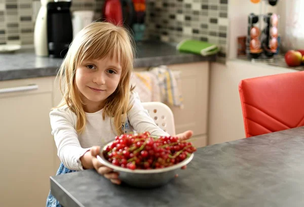 Niña Feliz Con Grosellas Rojas Frescas Plato —  Fotos de Stock