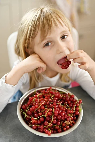 Menina Feliz Com Groselhas Vermelhas Frescas Prato — Fotografia de Stock