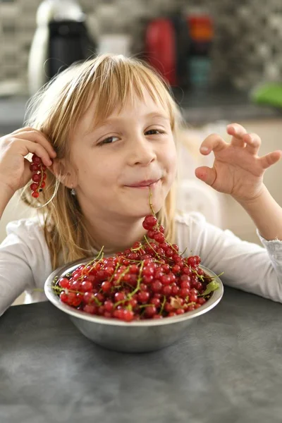 Happy Little Girl Fresh Red Currants Plate — Stockfoto