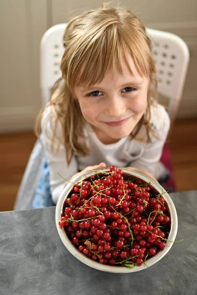 Happy Little Girl Fresh Red Currants Plate — Stockfoto