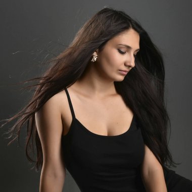 Studio koyu arka plan üzerinde poz güzel kadın