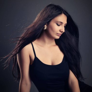 Studio koyu arka plan üzerinde poz güzel kadın