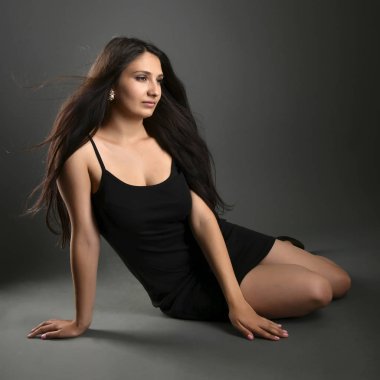 Studio koyu arka plan üzerinde poz güzel kadın