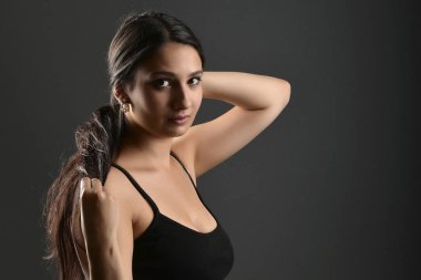 Studio koyu arka plan üzerinde poz güzel kadın