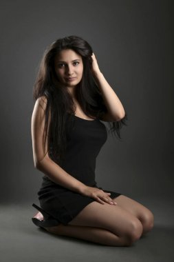 Studio koyu arka plan üzerinde poz güzel kadın