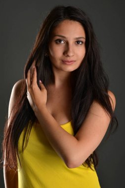 Studio koyu arka plan üzerinde poz güzel kadın