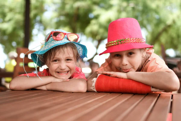 Crianças Felizes Divertindo Durante Férias Dia Conceito Irmãs Amigáveis Felizes — Fotografia de Stock
