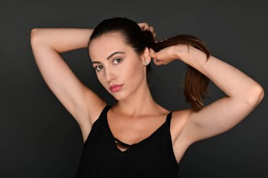 Stüdyoda poz veren güzel bir kadın. 