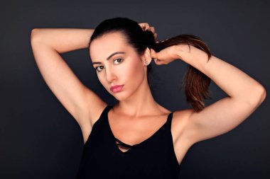 Stüdyoda poz veren güzel bir kadın. 