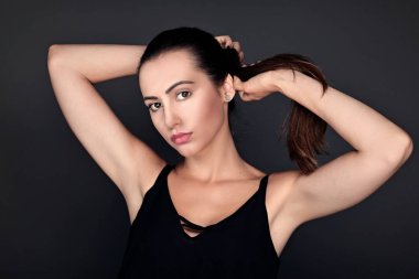 Stüdyoda poz veren güzel bir kadın. 