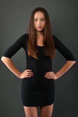 Stüdyoda poz veren güzel bir kadın. 