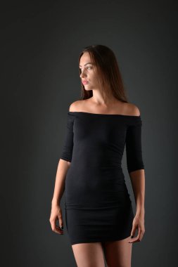 Stüdyoda poz veren güzel bir kadın. 