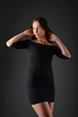 Stüdyoda poz veren güzel bir kadın. 