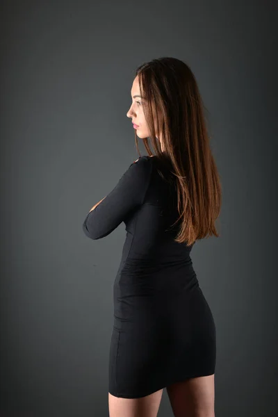 Vacker kvinna poserar i Studio — Stockfoto