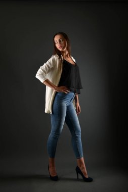 Stüdyoda poz veren güzel bir kadın. 