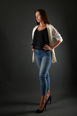 Stüdyoda poz veren güzel bir kadın. 