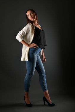 Stüdyoda poz veren güzel bir kadın. 