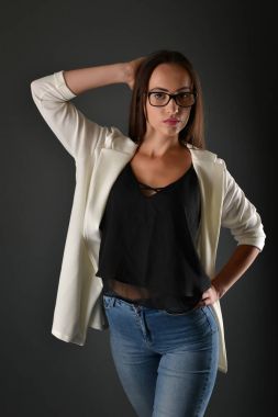 Stüdyoda poz veren güzel bir kadın. 