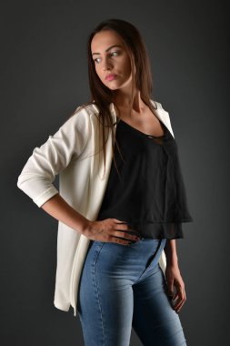 Stüdyoda poz veren güzel bir kadın. 