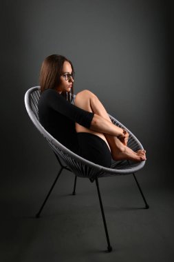 Stüdyoda poz veren güzel bir kadın. 