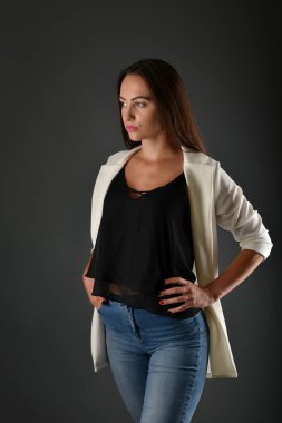 Stüdyoda poz veren güzel bir kadın. 