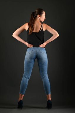 Stüdyoda poz veren güzel bir kadın. 