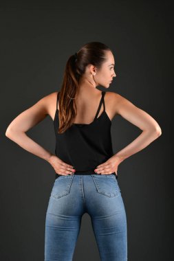 Stüdyoda poz veren güzel bir kadın. 