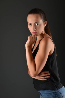 Stüdyoda poz veren güzel bir kadın. 