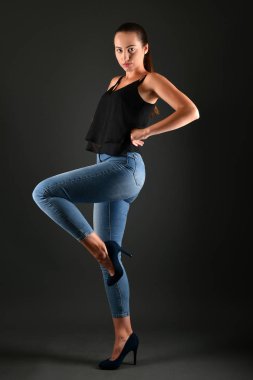 Stüdyoda poz veren güzel bir kadın. 