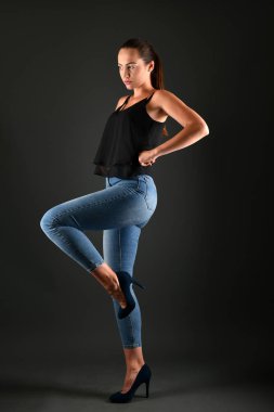 Stüdyoda poz veren güzel bir kadın. 