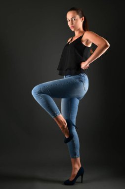 Stüdyoda poz veren güzel bir kadın. 