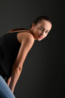 Güleryüzlü esmer kadın portresi