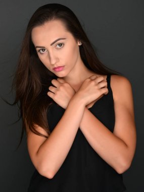 Güleryüzlü esmer kadın portresi