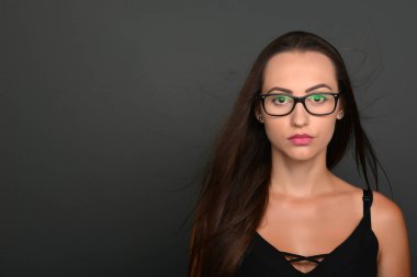 Güleryüzlü esmer kadın portresi