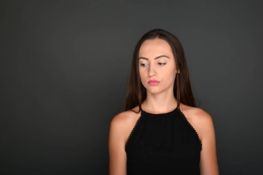 Güleryüzlü esmer kadın portresi