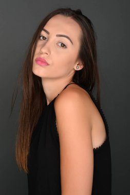 Güleryüzlü esmer kadın portresi