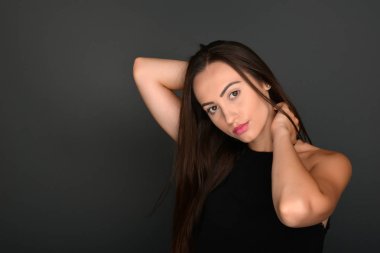 Güleryüzlü esmer kadın portresi