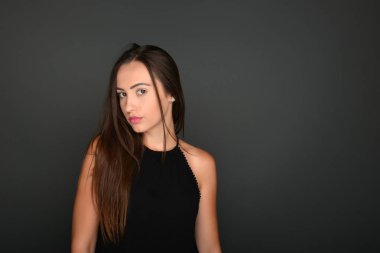 Güleryüzlü esmer kadın portresi