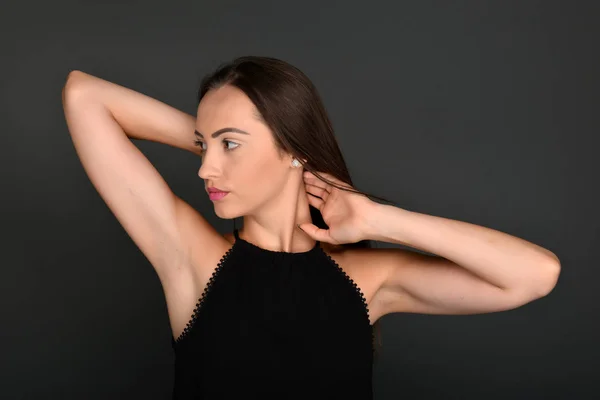 Portret van een smilling brunette vrouw — Stockfoto