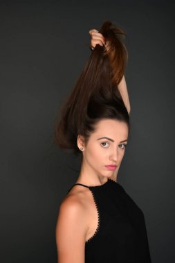 Güleryüzlü esmer kadın portresi