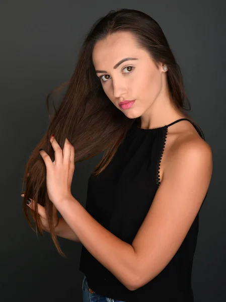 Portrait of a smilling brunette woman — Stock Photo, Image